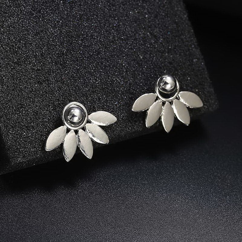 Pendientes colgantes de hojas asimétricas con corazón de cristal