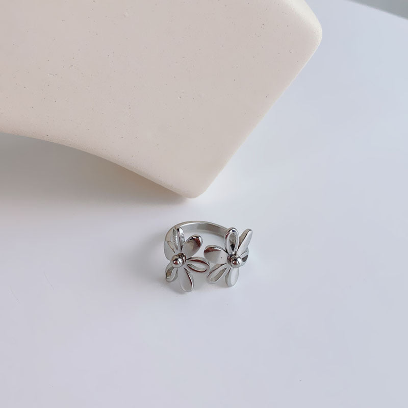 Anillos de acero de titanio con flor pulida linda chapada en oro de 18K