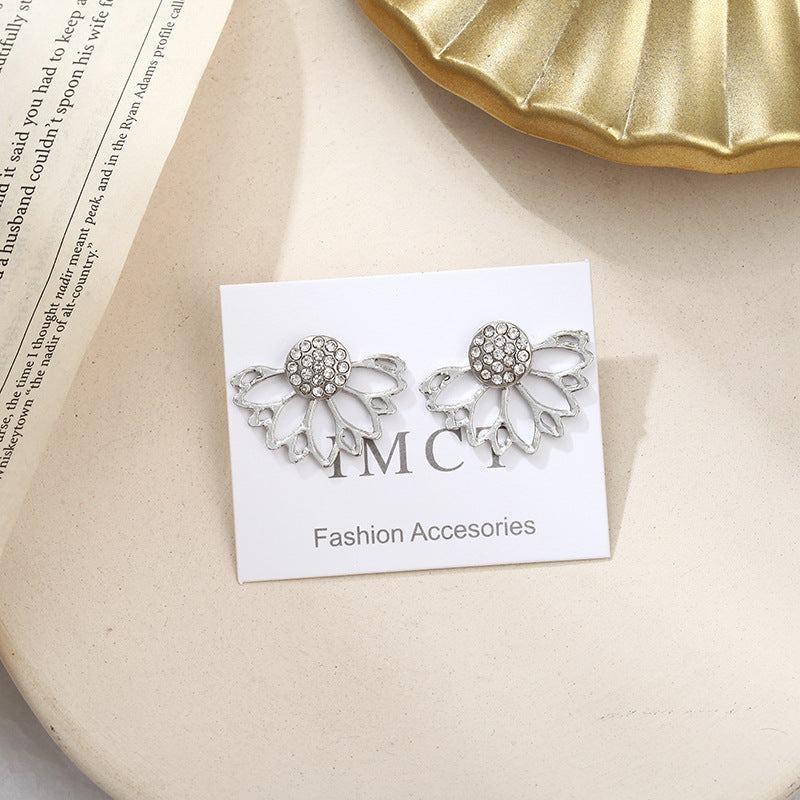 Pendientes colgantes de hojas asimétricas con corazón de cristal
