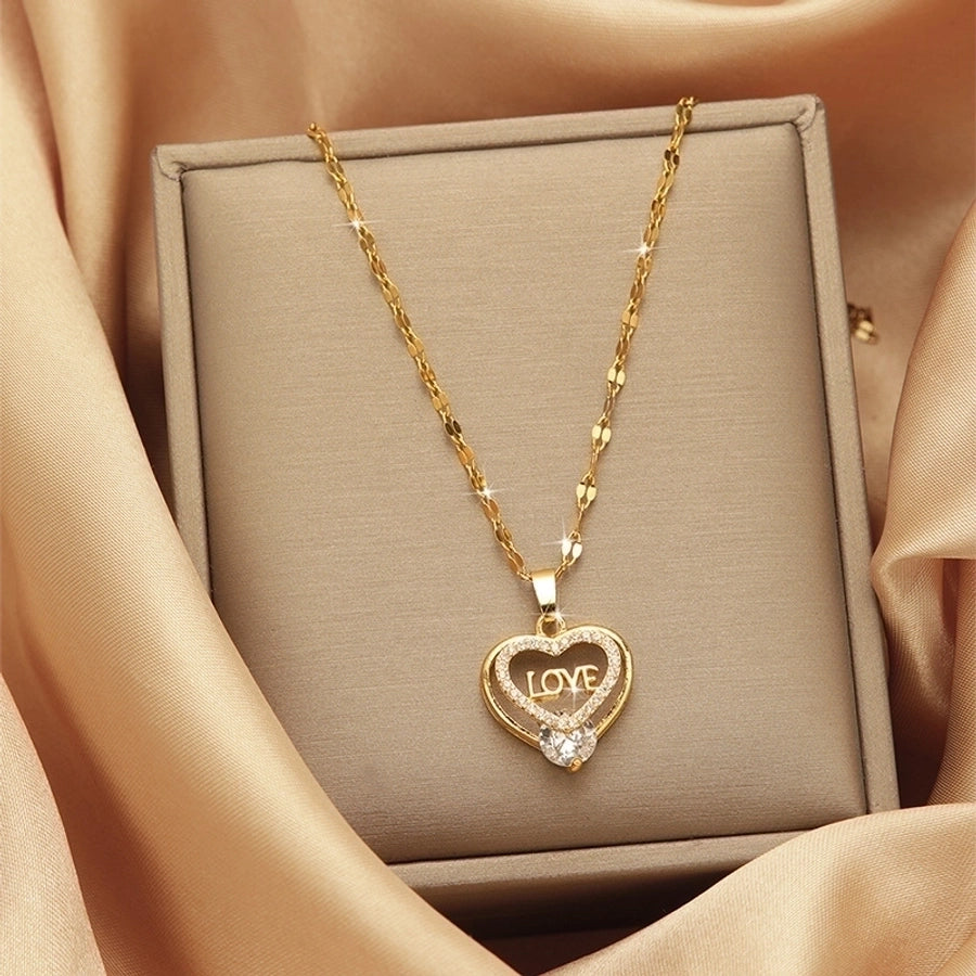 Collar con colgante chapado en oro con incrustaciones de acero de titanio y flor en forma de corazón