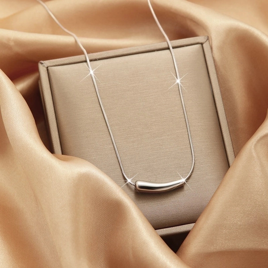 Collar con colgante chapado en oro con incrustaciones de acero de titanio y flor en forma de corazón