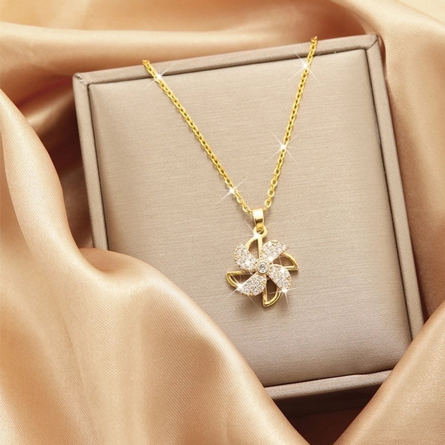 Collar con colgante chapado en oro con incrustaciones de acero de titanio y flor en forma de corazón