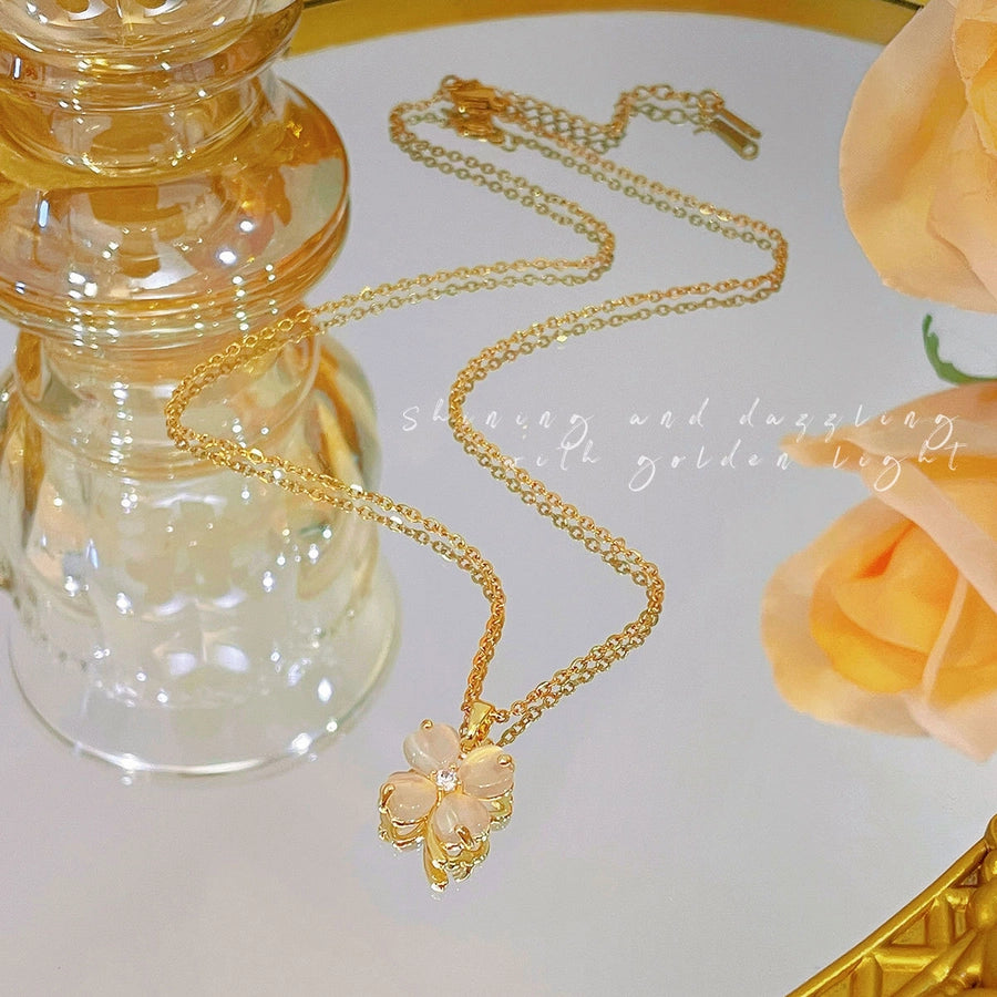 Collar con colgante chapado en oro con incrustaciones de acero de titanio y flor en forma de corazón
