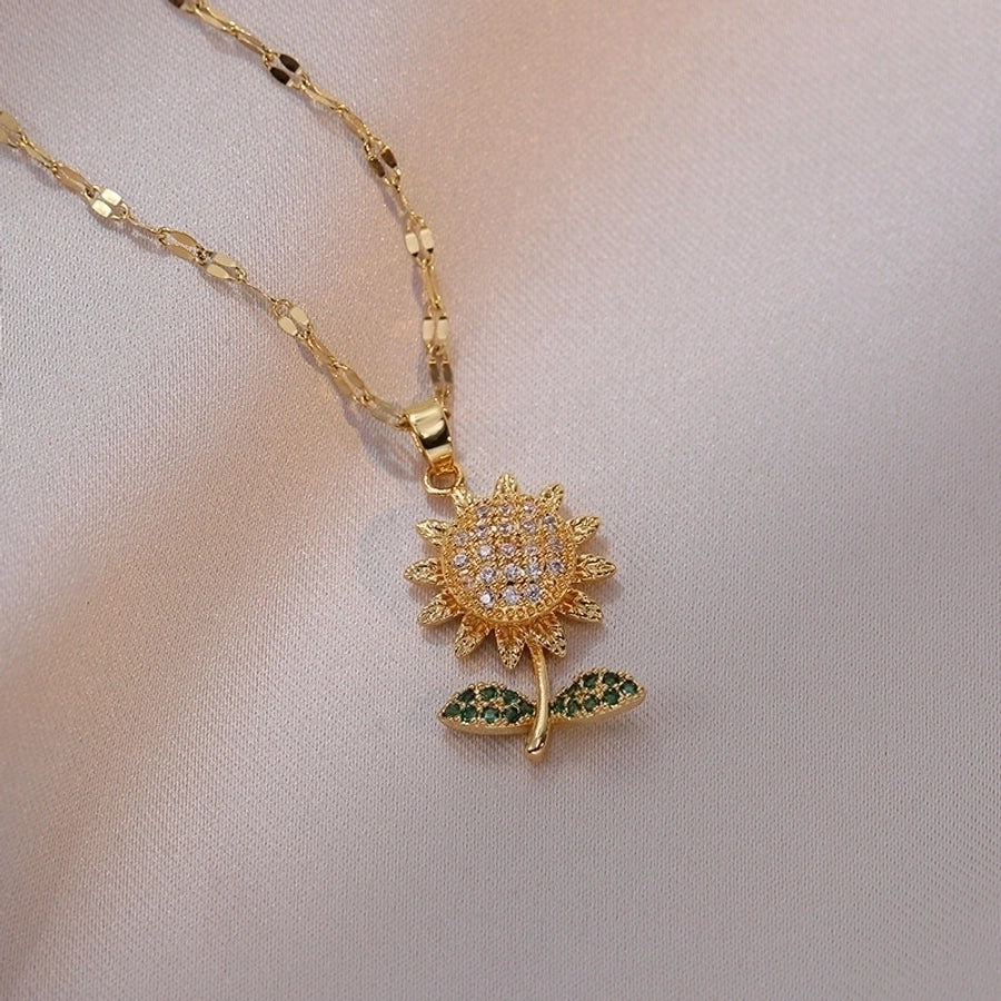 Collar con colgante chapado en oro con incrustaciones de acero de titanio y flor en forma de corazón
