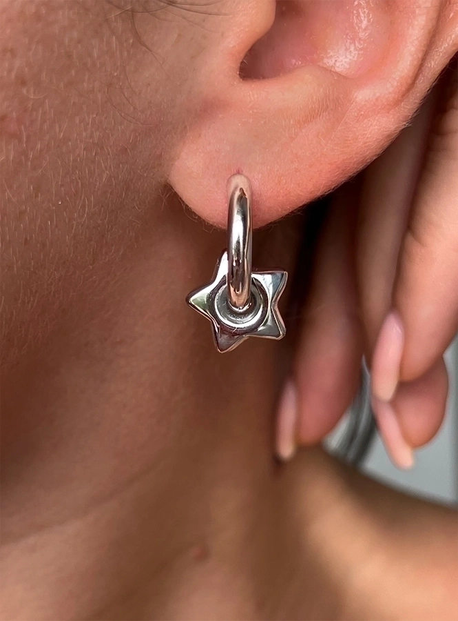 Pendientes de aro chapados en oro de 18K con forma de corazón de pentagrama de estilo clásico lindo e informal ahuecados Acero inoxidable 304 Acero de titanio