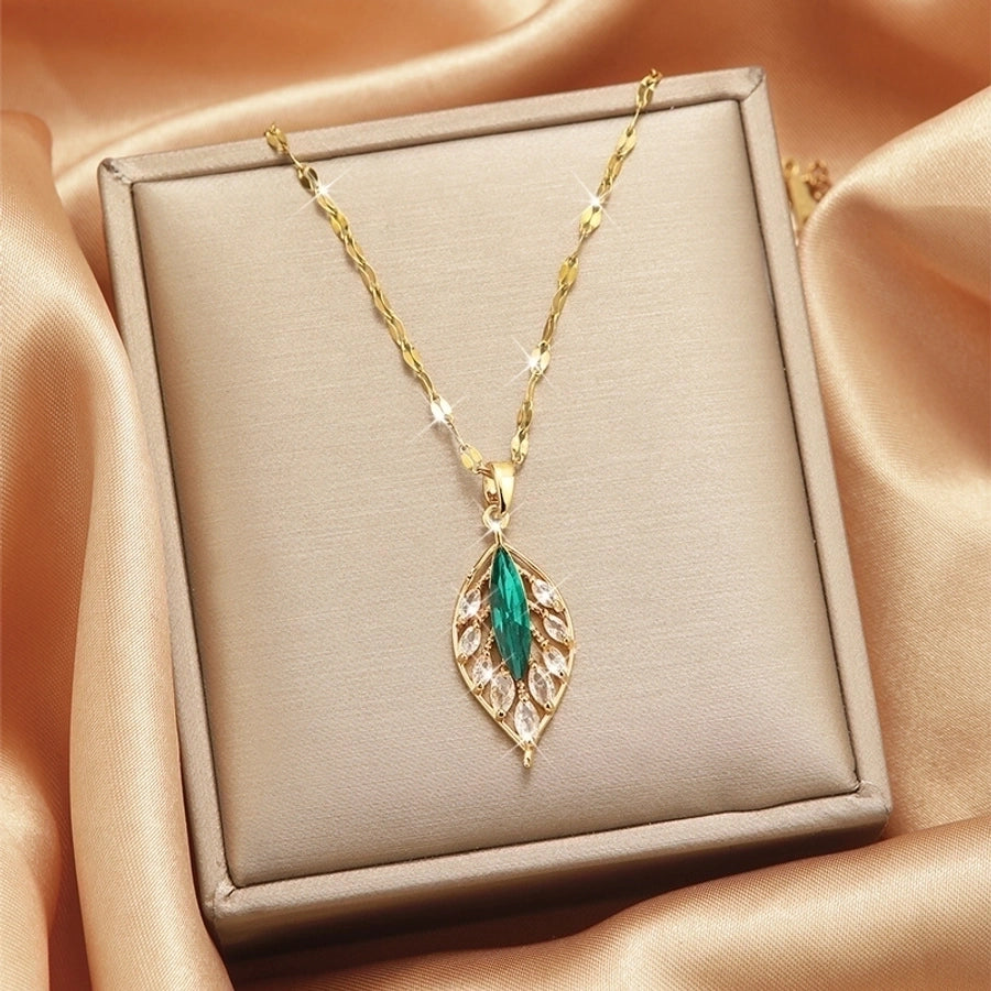 Collar con colgante chapado en oro con incrustaciones de acero de titanio y flor en forma de corazón