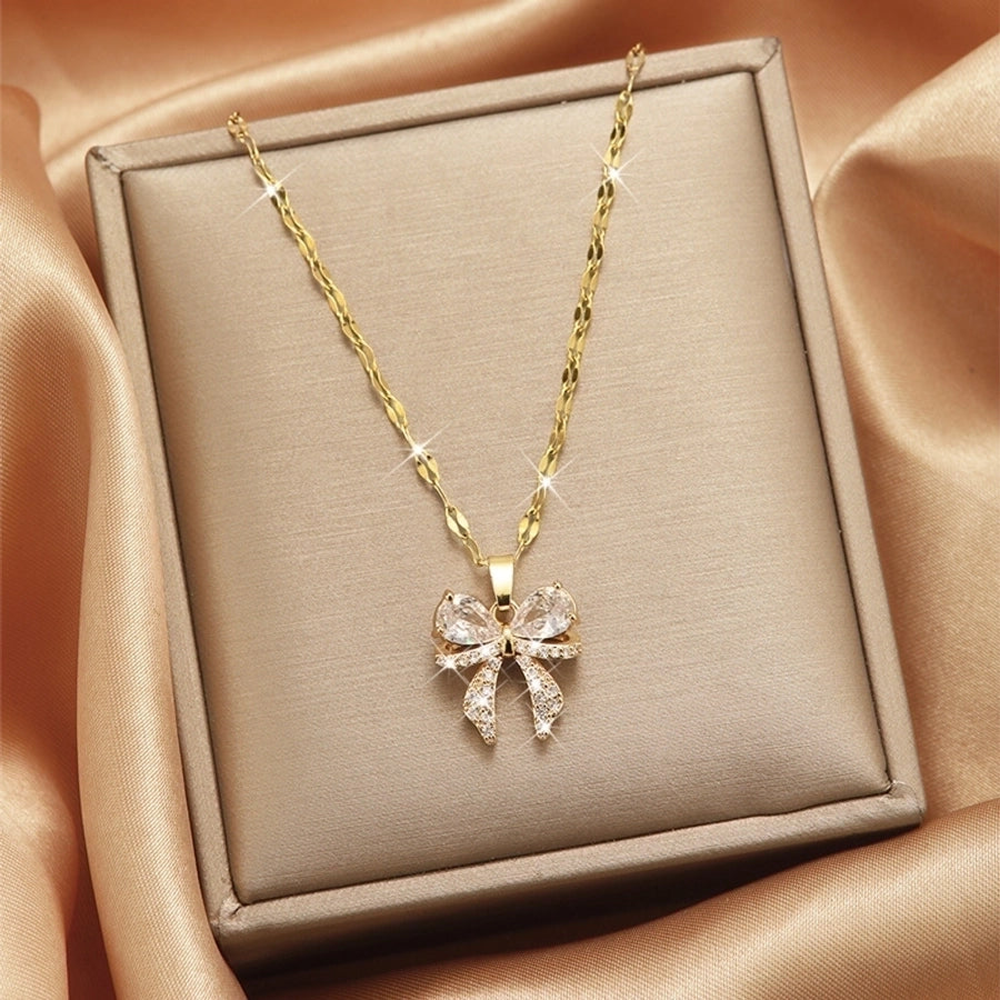 Collar con colgante chapado en oro con incrustaciones de acero de titanio y flor en forma de corazón