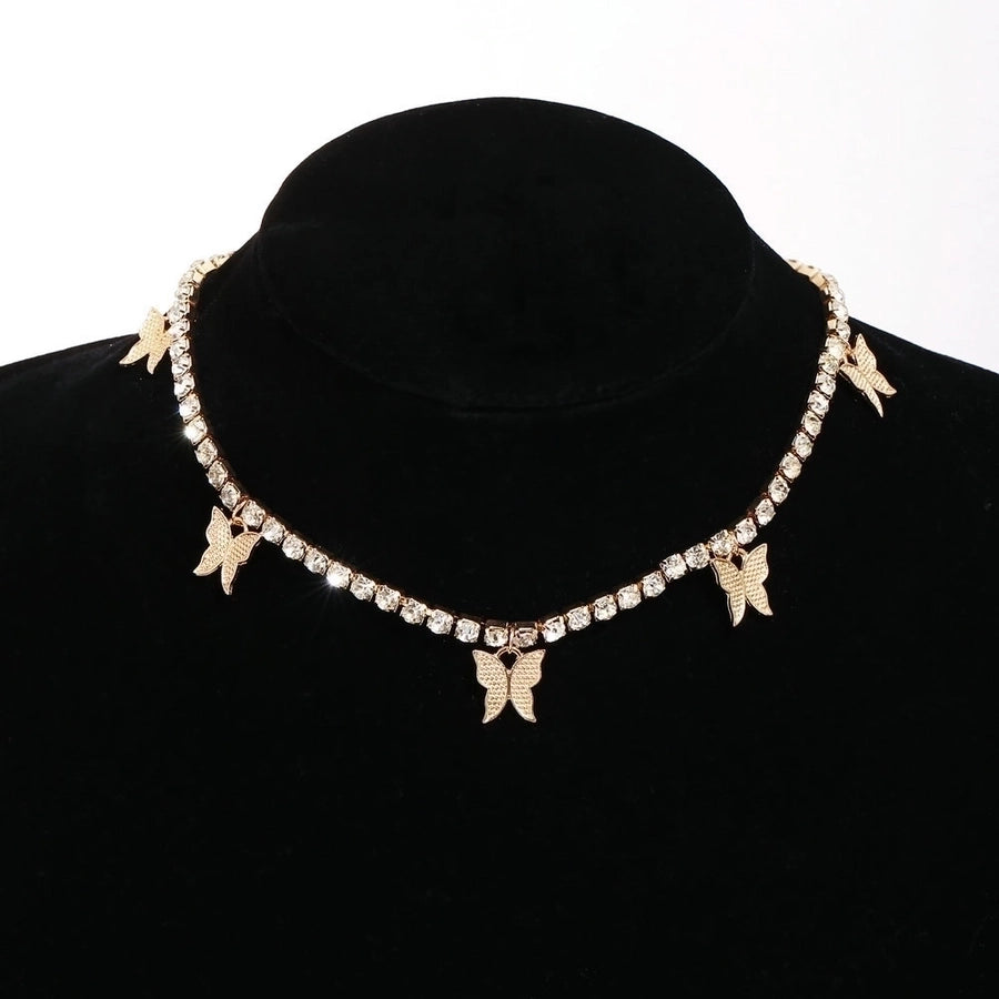 collar de tres capas de aleación simple creativo con mariposa de diamantes de imitación con incrustaciones