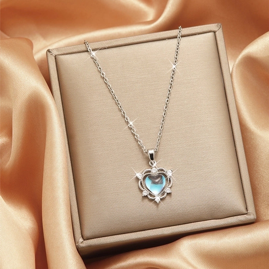 Collar con colgante chapado en oro con incrustaciones de acero de titanio y flor en forma de corazón