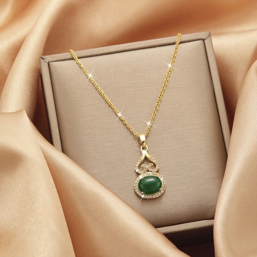 Collar con colgante chapado en oro con incrustaciones de acero de titanio y flor en forma de corazón