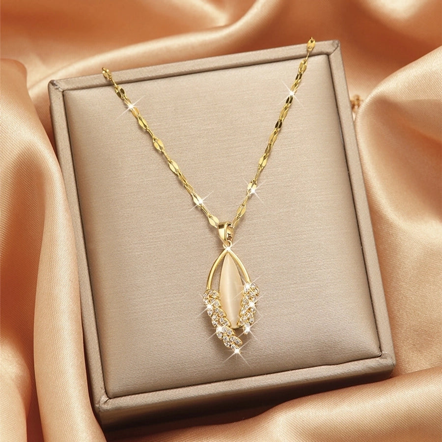 Collar con colgante chapado en oro con incrustaciones de acero de titanio y flor en forma de corazón