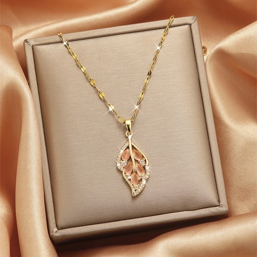 Collar con colgante chapado en oro con incrustaciones de acero de titanio y flor en forma de corazón