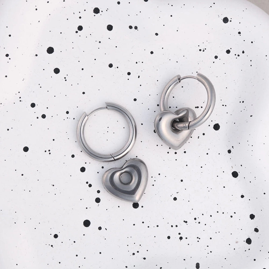 Pendientes de aro chapados en oro de 18K con forma de corazón de pentagrama de estilo clásico lindo e informal ahuecados Acero inoxidable 304 Acero de titanio
