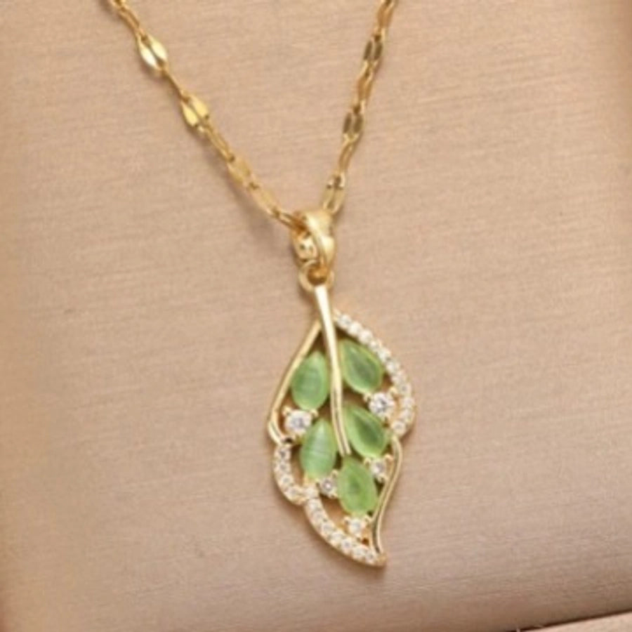 Collar con colgante chapado en oro con incrustaciones de acero de titanio y flor en forma de corazón