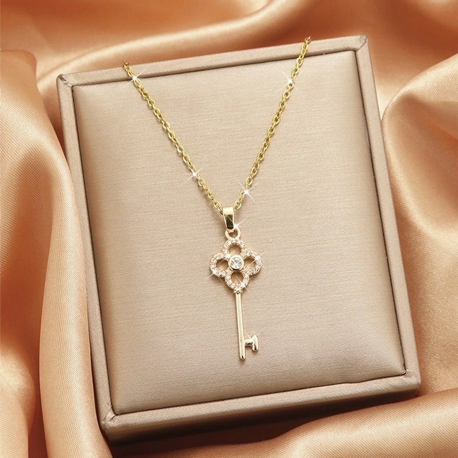 Collar con colgante chapado en oro con incrustaciones de acero de titanio y flor en forma de corazón