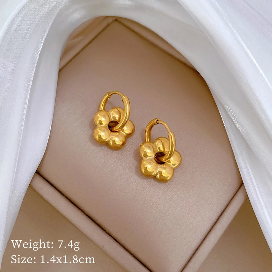 Pendientes de acero de titanio con flores de estilo clásico y estilo simple