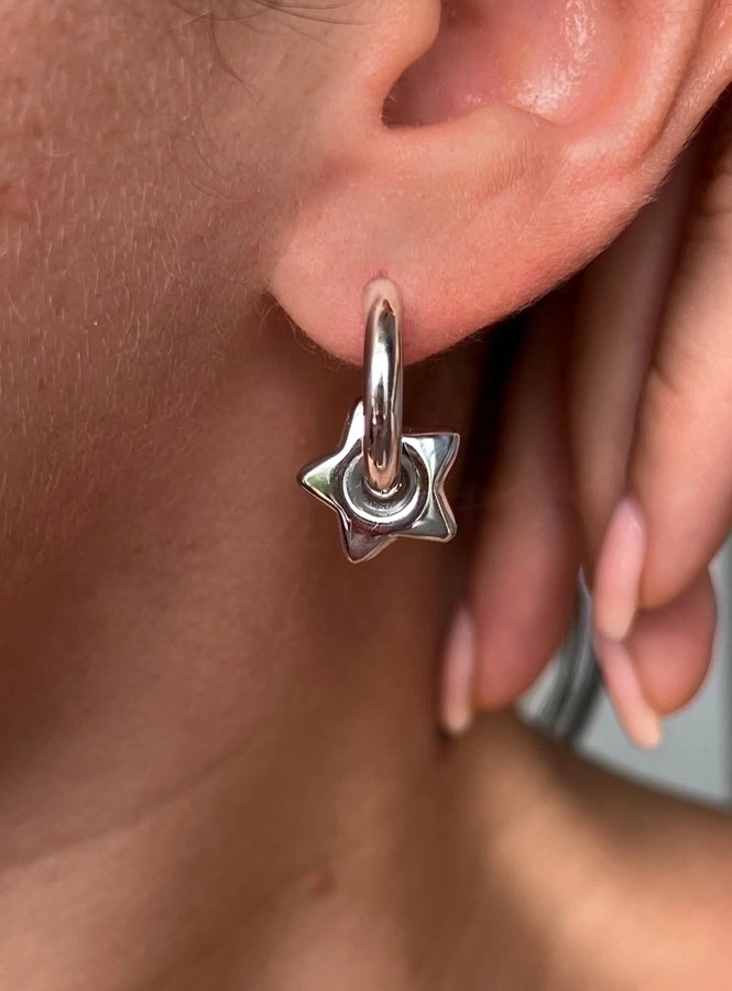 Pendientes de aro chapados en oro de 18K con forma de corazón de pentagrama de estilo clásico lindo e informal ahuecados Acero inoxidable 304 Acero de titanio