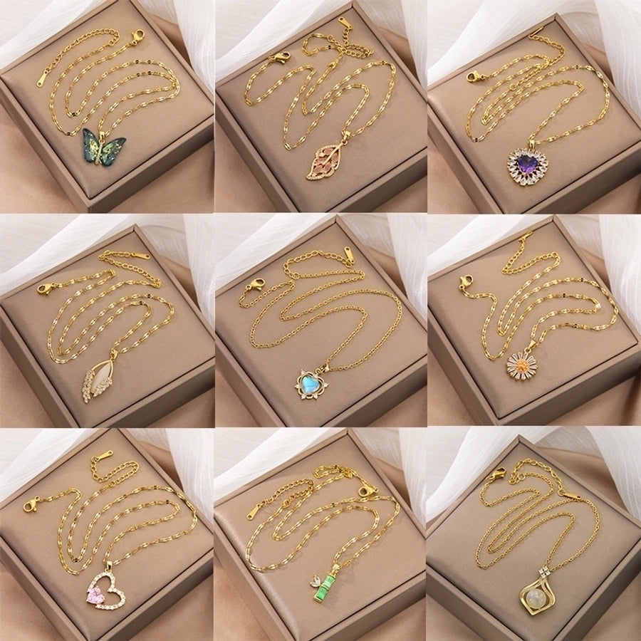 Collar con colgante chapado en oro con incrustaciones de acero de titanio y flor en forma de corazón
