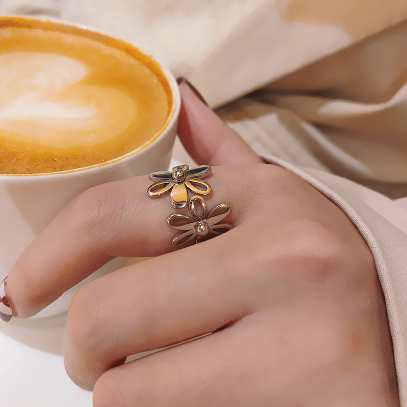 Anillos de acero de titanio con flor pulida linda chapada en oro de 18K