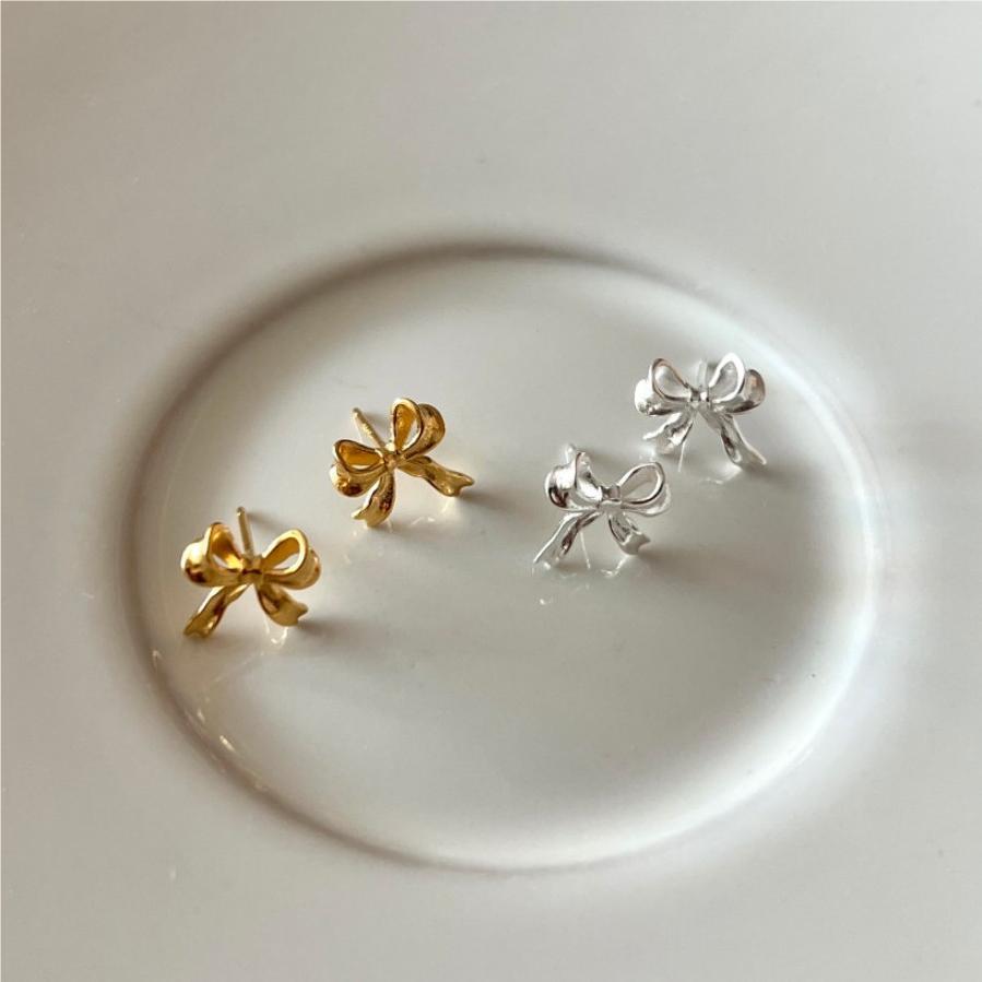 Pendientes chapados en oro de plata esterlina con nudo de lazo de estilo simple