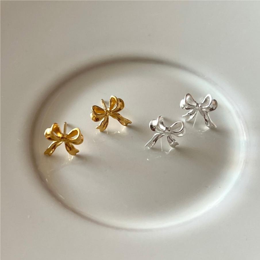 Pendientes chapados en oro de plata esterlina con nudo de lazo de estilo simple