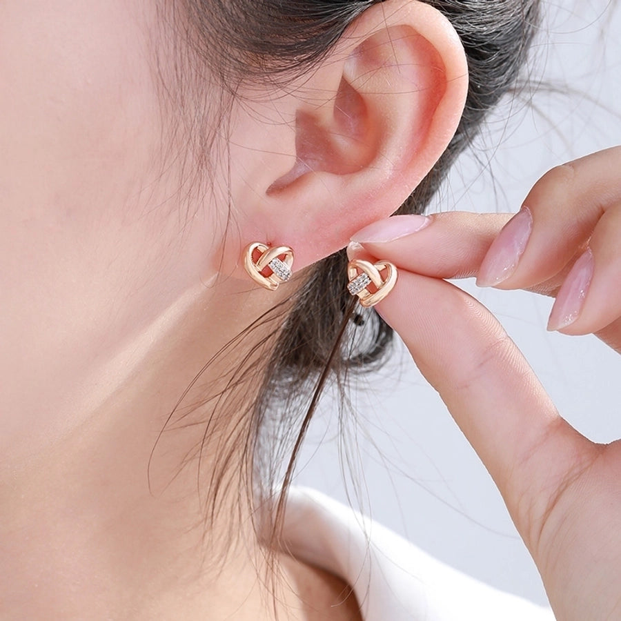 Pendientes de diamantes de imitación de aleación de cobre con incrustaciones de chapado en forma de corazón redondo cruzado elegante estilo de hadas