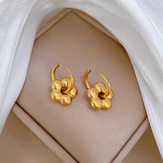 Pendientes de acero de titanio con flores de estilo clásico y estilo simple