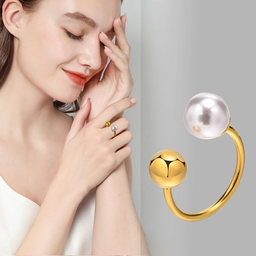 Anillo abierto de perlas artificiales redondas con incrustaciones de chapado en oro de 18 K de acero inoxidable 304