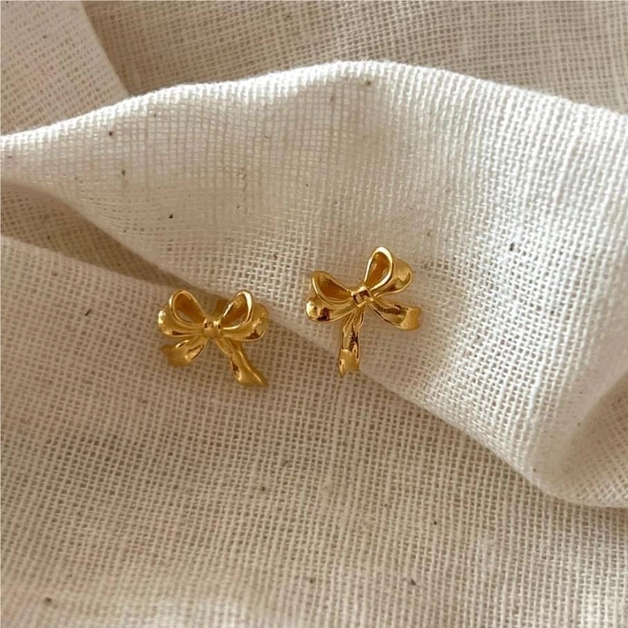 Pendientes chapados en oro de plata esterlina con nudo de lazo de estilo simple