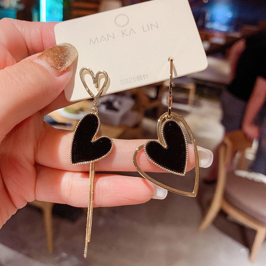 Pendientes de amor con borlas asimétricas