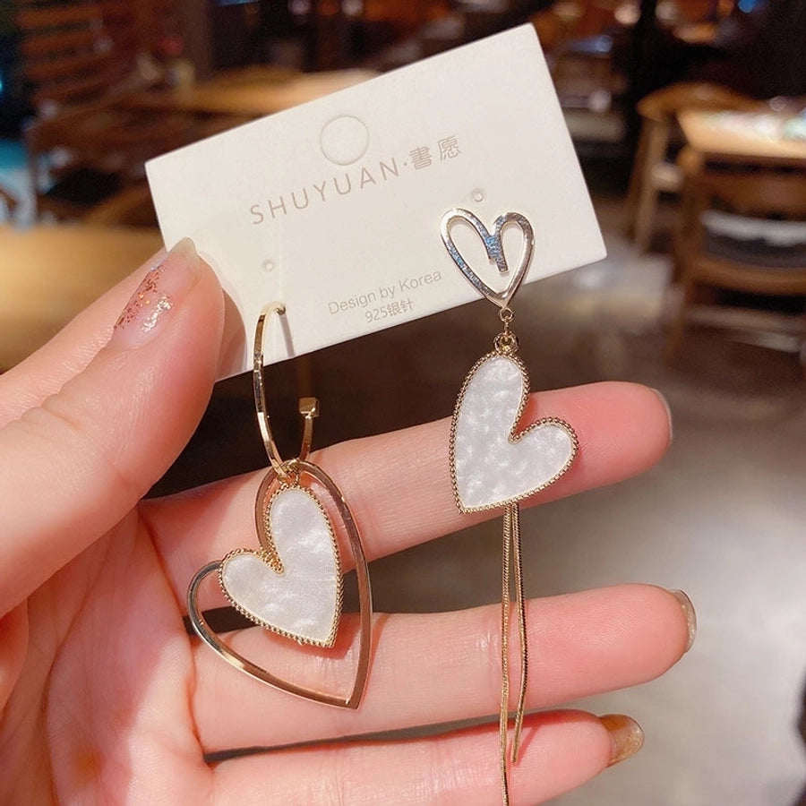 Pendientes de amor con borlas asimétricas