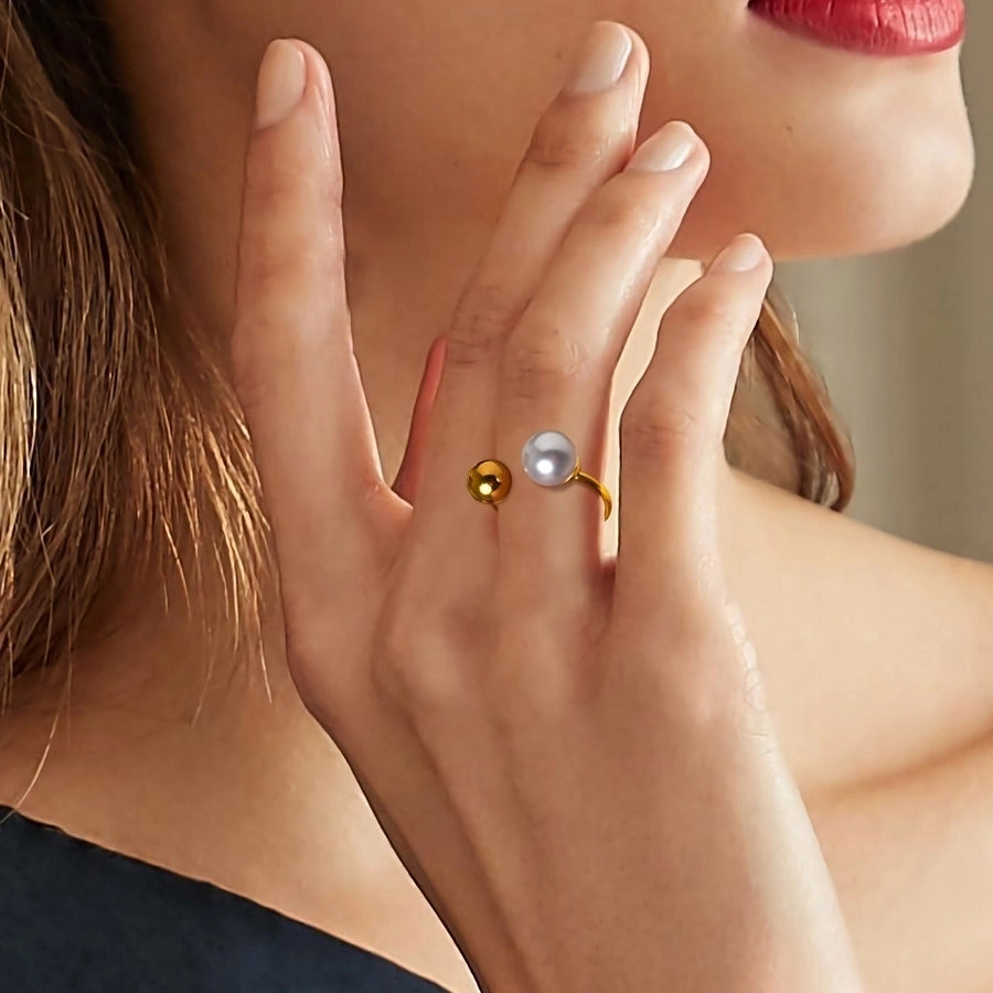 Anillo abierto de perlas artificiales redondas con incrustaciones de chapado en oro de 18 K de acero inoxidable 304