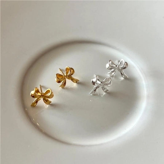 Pendientes chapados en oro de plata esterlina con nudo de lazo de estilo simple