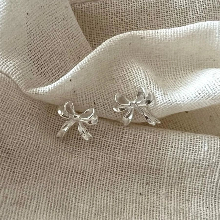 Pendientes chapados en oro de plata esterlina con nudo de lazo de estilo simple